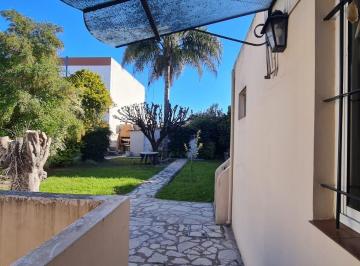 Casa · 4 Ambientes · 3 Cocheras · Casa Barrio Marina V. Luzuriaga Excelente Casa Tipo Chalet.