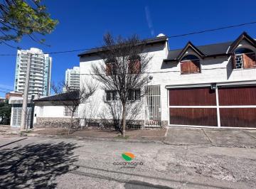Casa · 248m² · 5 Ambientes · 2 Cocheras · Casa 3 Dorm y Gran Patio en Barrio Pueyrredón