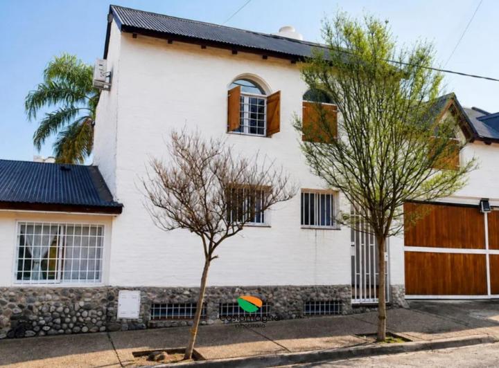 Casa · 248m² · 3 Dormitorios · 2 Cocheras