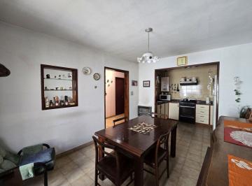 Casa · 143m² · 4 Ambientes · 2 Cocheras · Casa 4 Ambientes en Venta en Avellaneda 2 Cocheras