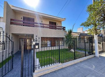 Casa · 368m² · 9 Ambientes · 1 Cochera · Casa en Tablada Park