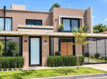 Casa · 420m² · 5 Ambientes · 3 Cocheras · Casa Minimalista 6 Ambientes Castelar Norte