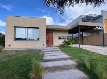 Casa · 85m² · 4 Ambientes · 2 Cocheras · Casa 2 Habitaciones en Alquiler Lomas de Russell