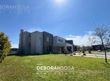 Casa · 236m² · 5 Ambientes · 3 Cocheras · Casa Al Agua en Venta en El Canton - Belen de Escobar - Zona Norte