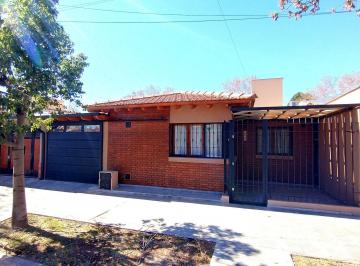 Casa · 99m² · 4 Ambientes · 2 Cocheras · Casa 3 Dorm. Piscina Godoy Cruz Apto Crédito