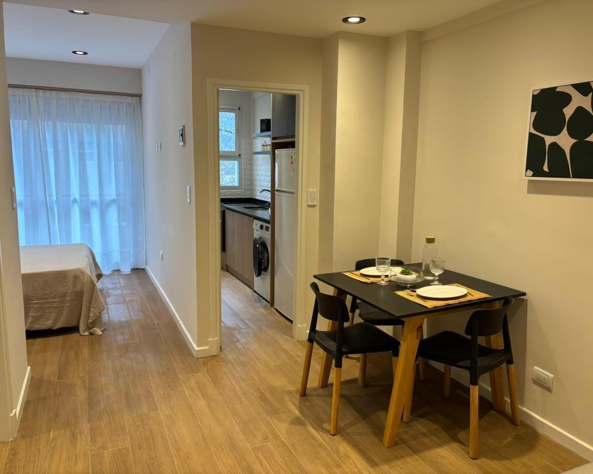 Depto 1 amb reciclado, 30m² con balcón — Plaza Colón