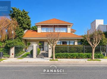 Casa · 317m² · 6 Ambientes · Venta Chalet en Barrio Chauvin - Los Troncos