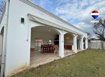 Casa · 30m² · 2 Ambientes · 1 Cochera · Casa Venta con Quincho y Pileta La Silleta 1250 m²