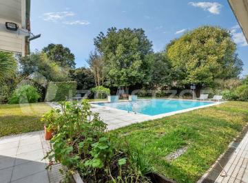 Casa · 248m² · 6 Ambientes · 7 Cocheras · Casa en Venta en Los Lagartos de Una Sola Planta, con 5 Dorm.