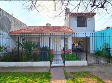 Casa · 160m² · 4 Ambientes · Venta Casa en Block Mas Tres Departamentos