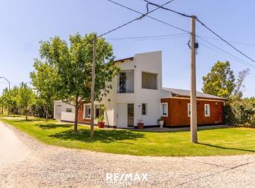 Casa · 212m² · 3 Ambientes · 1 Cochera · Venta Hermosa Casa en Barrio Pago Chico