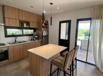 Casa · 136m² · 4 Ambientes · 3 Cocheras · Casa en Venta en Sta Emilia. Pilar del Este. 3 Dorm..
