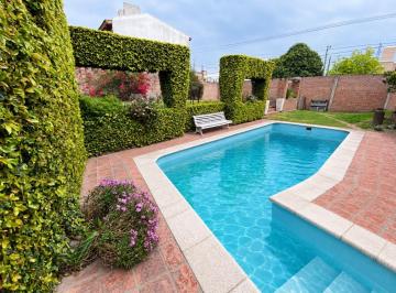 Casa · 235m² · 5 Ambientes · 2 Cocheras · Casa de Categoría Apta Crédito en B San Salvador