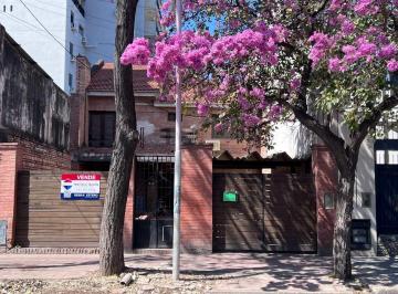 Casa · 182m² · 5 Ambientes · 1 Cochera · Venta de Casa en Calle Jujuy, a m de Av Roca