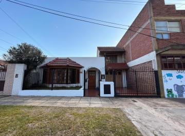 Casa · 275m² · 4 Ambientes · 3 Cocheras · Casa en Castelar Norte