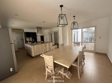 Casa · 232m² · 4 Ambientes · 1 Cochera · Casa - Castelar Norte
