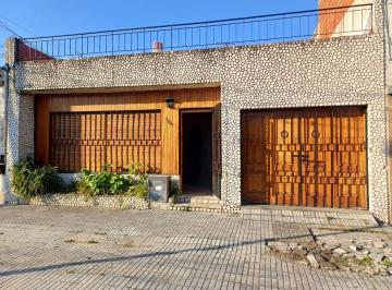 Casa de 4 ambientes, Lanús · Amplia Casa de 100 m² con Cochera y 2 Habitaciones en Alquiler en Gerli