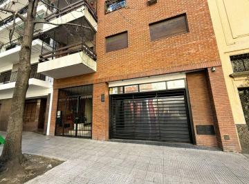 Departamento de 4 ambientes, Caballito · Excelente Semipiso de Categoria Al Frente con Balcon y Patio
