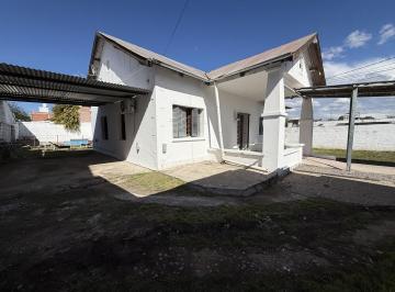 Casa · 135m² · 4 Ambientes · 4 Cocheras · Casa Amplia de 3 Dorm. en El Centro de La Calera