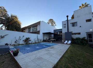 Casa de 6 ambientes, Berazategui · Casa de 6 Ambientes Para Dos Familias en Venta en El Carmencito