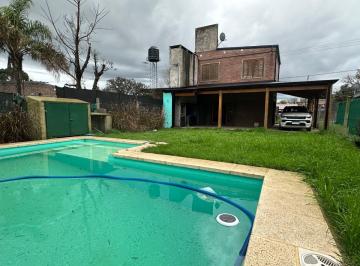 Casa de 4 ambientes, Sauce Viejo · Casa 2 Dorm. con Pileta, Galería y Cochera – Sauce Viejo