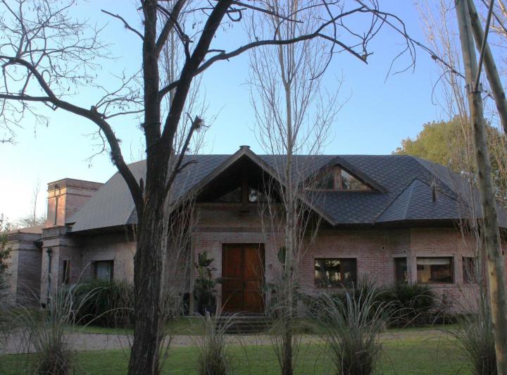 Casa · 2361m² · 6 Ambientes · 2 Cocheras