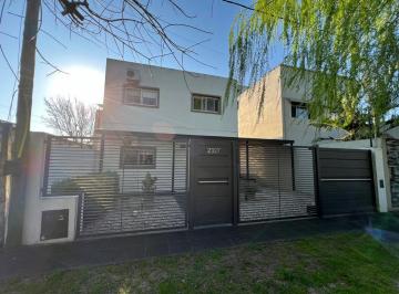Casa · 136m² · 4 Ambientes · 3 Cocheras · Casa 4 Dorm. Venta La Plata Cochera y Pileta