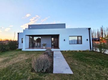 Casa de 4 ambientes, Plottier · Casa con Quincho Barrio Los Castaños