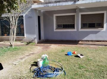Casa · 236m² · 4 Ambientes · 1 Cochera · Casa de 3 Dorm. en Barrio Comercial