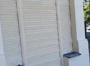 Local comercial en Alquiler   · Alquiler Local con Sótano en Excelente Esquina con Gran Visibilidad