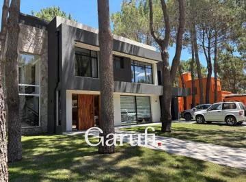 Casa · 380m² · 7 Ambientes · 1 Cochera · Casa en Venta en La Herradura a Estrenar Piscina Climatizada