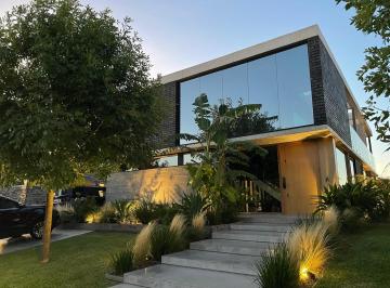 Casa · 249m² · 5 Ambientes · 4 Cocheras · Venta Casa 5 Ambientes en Nordelta Gran Calidad Constructiva Barrio Castaños