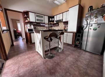 Casa · 200m² · 6 Ambientes · 1 Cochera · Venta - Casa 6 Ambientes Sobre Lote Propio, con Patio, Pileta y Quincho Al Fondo - Flores