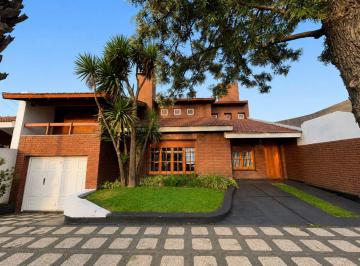 Casa · 250m² · 8 Ambientes · 1 Cochera · Casa en Av Belgrano Norte 260