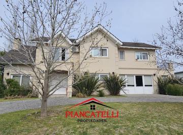 Casa · 184m² · 5 Ambientes · 5 Cocheras · Venta/alquiler Anual de Casa en La Concepción, Lujan, Lote Central,1066 m² con Vista a Espacio Verde