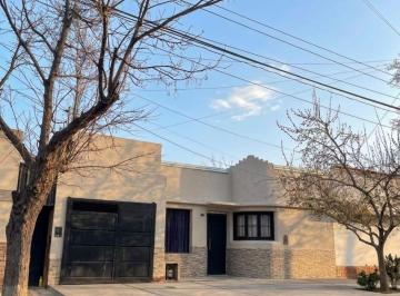 Casa · 300m² · 4 Ambientes · 1 Cochera · Casa + Depto Independiente (Toma Permuta) San Rafael