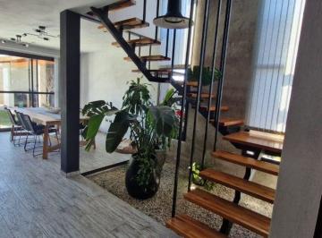 Casa · 180m² · 8 Ambientes · 3 Cocheras · Casa 4 Dorm. 4 Baños y Pileta en Docta