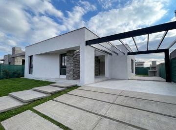 Casa · 134m² · 3 Ambientes · 2 Cocheras · Casa con Entrega en 10 Dias Bº La Quebrada - Lujan