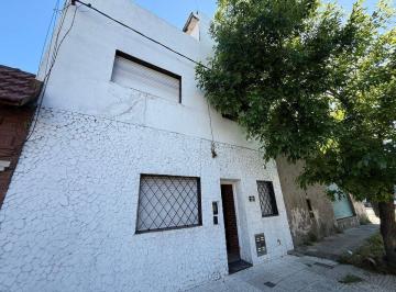 Casa · 177m² · 7 Ambientes · Casa Venta Dos Plantas a Reciclar Barrio Cura