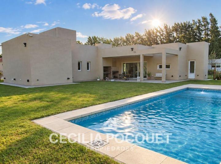 Casa · 121m² · 4 Ambientes · 2 Cocheras