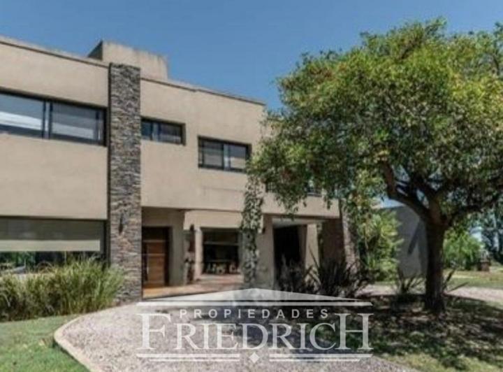Casa · 220m² · 4 Ambientes · 6 Cocheras