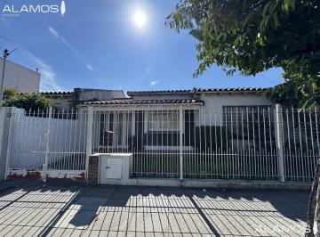 Casa · 190m² · 3 Ambientes · 1 Cochera · Venta Casa 3 Ambientes Lomas del Mirador Gran Lote