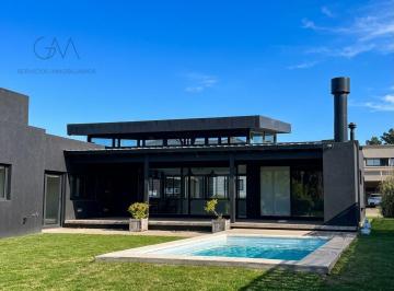 Casa · 235m² · 4 Ambientes · 1 Cochera · Casa en Alquiler – Barrio Rumencó