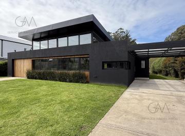 Casa · 235m² · 4 Ambientes · 1 Cochera · Casa en Alquiler – Barrio Rumencó