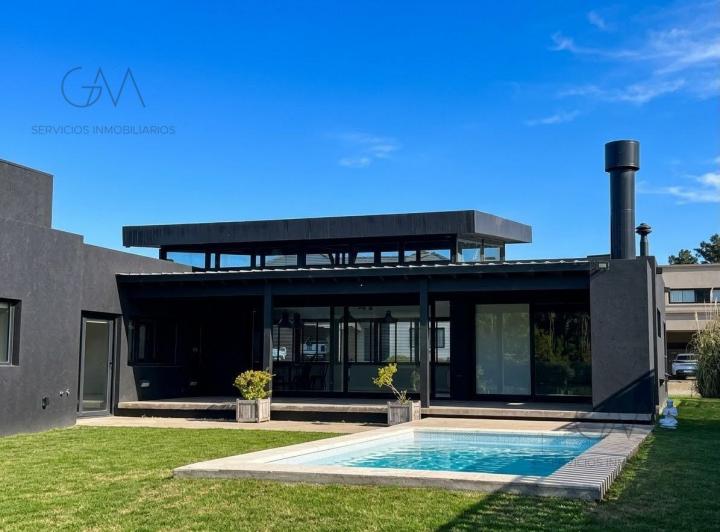 Casa · 235m² · 4 Ambientes · 1 Cochera