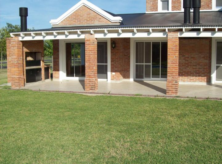 Casa · 290m² · 4 Dormitorios · 2 Cocheras