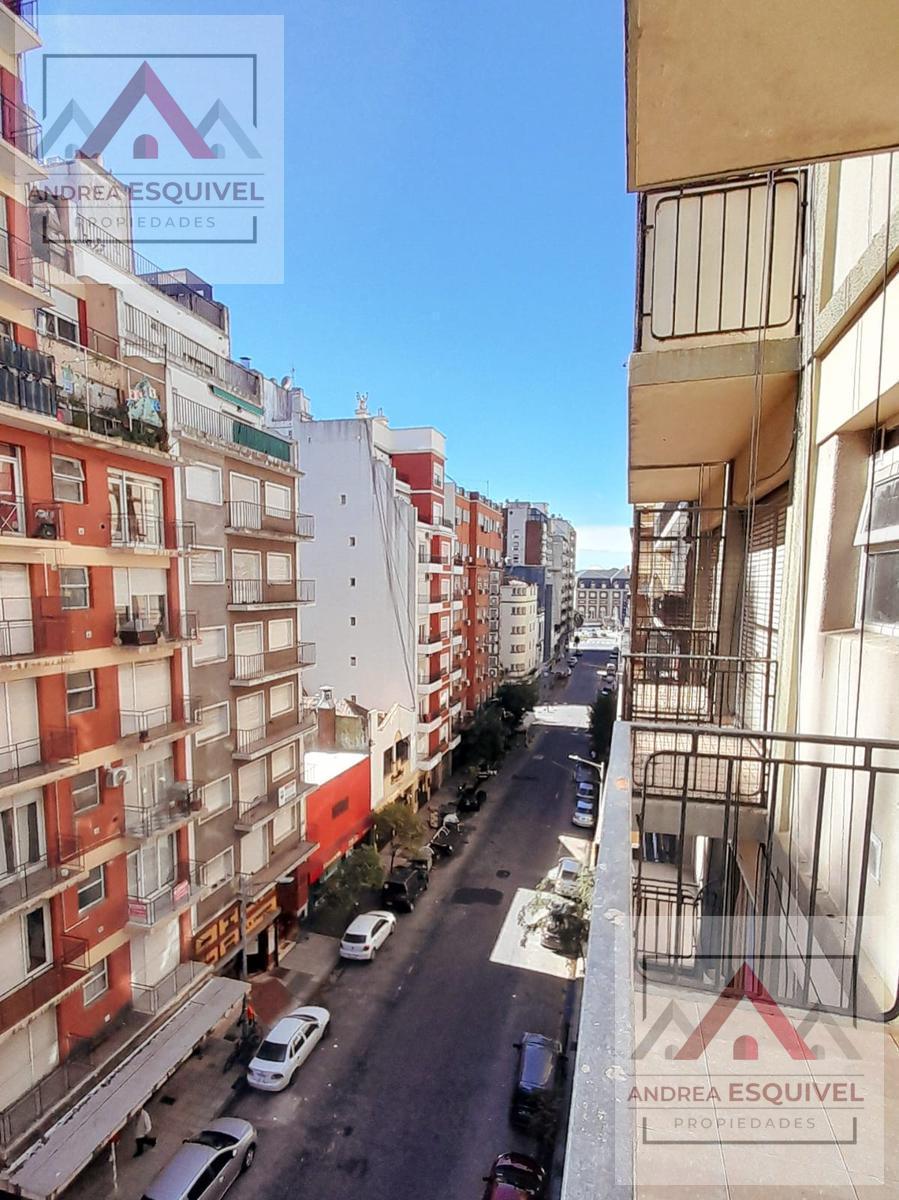 Venta monoambiente al frente con balcón