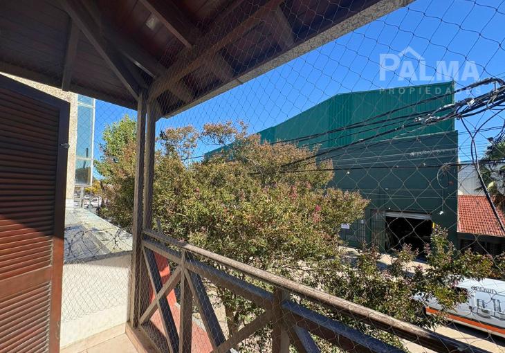 Casa de 5 ambientes con cochera y patio, Luro y Malvinas