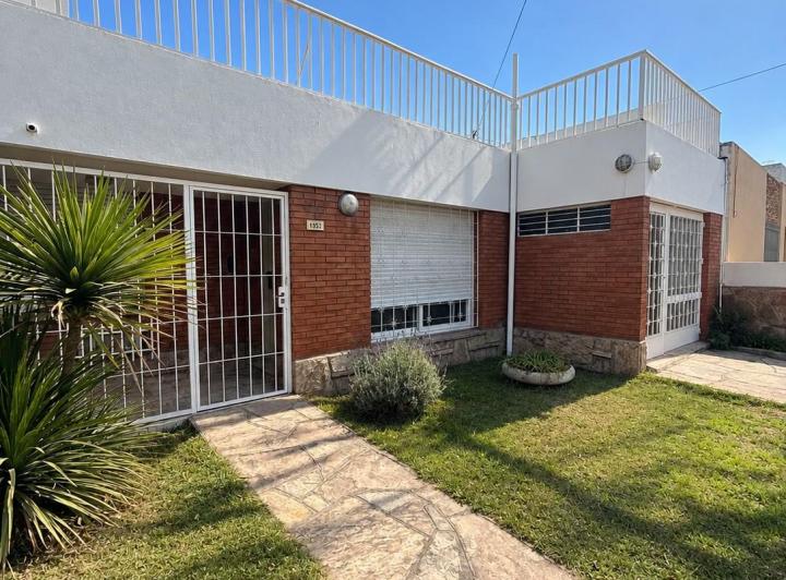 Casa · 220m² · 8 Ambientes · 1 Cochera
