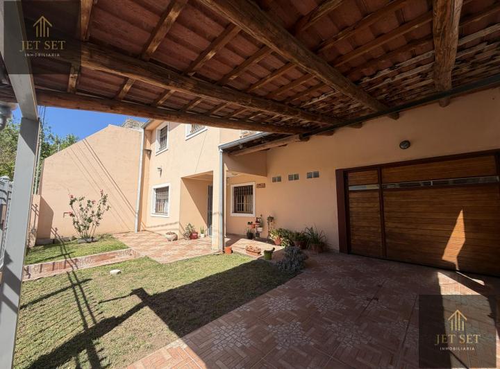 Casa · 250m² · 6 Ambientes · 4 Cocheras